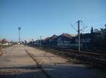 Empfangsgebude und Bahnsteig im Ostbahnhof Bukarest (Bucuresti Obor) am wunderschnen Nachmittag des 01.11.2015.