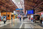 Geschäftiges Treiben auf dem Querbahnsteig von București Nord (RO).