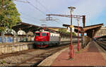 400 873-2 (91 53 0 40 0873-2 RO-SNTFC) wartet am äußersten Gleis des Bahnhofs București Nord (RO) auf ihren nächsten Einsatz.
