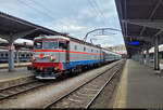410 105-7 (91 53 0 410 105-7 RO-SNTFC) steht mit drei Personenwagen im Bahnhof București Nord (RO) auf Gleis 10 bereit.