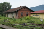 Das alte Lagerhaus im Bahnhof Calimanesti hat schon bessere Zeiten gesehen.