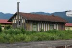 Das alte Lagerhaus im Bahnhof Calimanesti hat schon bessere Zeiten gesehen. Jetzt wird es offensichtlich nicht mehr verwendet. Foto vom 17.06.2016.