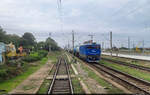 Kesselzug mit Schubkraft: Nachschuss auf 430 056-8 (91 53 0 430 056-8), die hinter Kesselwagen mitläuft und im Bahnhof Fetești (RO) spontan aus der Scheibe des letzten Wagens des IR 1883