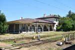 Blick auf das Empfangsgeb�ude Ploiesti Est. Der Bahnhof liegt im Osten der Stadt, rundherum gibt es fast nur Gewerbe und Industrie und nur wenige H�user. Aufgrund der Lage ist die Zahl der Fahrg�ste hier sehr �berschaubar. Der Zugang zu den Bahnsteig ...