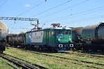 400 791-6 f�hrt mit einem Kesselwagenzug in Ploiesti Est ein.