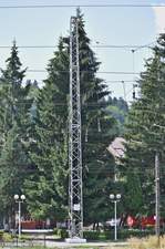 Die Gebirgsstrecke zwischen Brasov und Predeal war die erste Streke der CFR die in den 60-ern elektrifiziert wurde. Dieser Mast im Bahnhof Predeal war der erste, dem am 27.12.1960 gebaut wurde. Foto vom 16.08.2017.