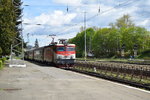 E-Lok 477-690-8 zieht am 14.05.2016 mit Zug aus Budapert in Bahnhof Predeal.