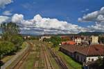 Ausfahrt aus Bahnhof Ramnicu Valcea in Richtung Calimanesti am 23.09.2017. Vom alten Betriebswerk sind nur noch die Drehscheibe, einige tote Gleise, ein Gerüst, was früher so etwas wie ein Sandturm oder ein kleiner Bekohnlungskran war, und der Wasserturm in Mitte des Werkstattgeländes.