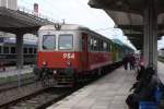 Dieses alte Triebwagen Gespann, Malaxa Zweiachser VT, wurde am 10.5.2010  von Timisoara Nord nach Jimbolia von einem Doppelstockzug mitgenommen.