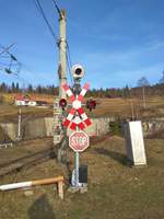 Andreaskreuz in der Nähe des Bahnübergangs an der Einfahrt im Mestecanis Tunnel.