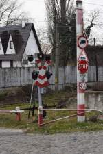 Signalisierung eines Bahnuebergangs ohne Schranke in Rumaenien.