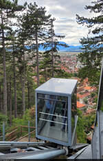 Eine moderne Standseilbahn verbindet das im Tal gelegene Râșnov (RO) mit der Bauernburg (Râșnov Citadel).