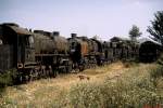 Im Sommer 1992 standen noch zahlreiche Dampflokomotiven der Baureihen 50.1, 230 und 150 in Bacau abgestellt, im Vordergrund 2 Lokomotiven der Baureihe 150 (rumänische Nachbauten der DR-Baureihe