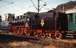 Von der Morgensonne beschienen: CFR 230 142 (Malaxa 55/1932) am 29.05.1995 im Bahnhof Arad.