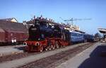 Am 01.06.1995 wartet die bestens gepflegte CFR 230.224 (Resita 231/1935) vor einem Sonderzug im Bahnhof Sibiu auf die Abfahrt nach Calimanesti