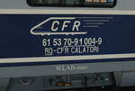 Die Beschriftung am CFR 61 53 70-91 004-9 RO-CFR Călători WLAB-mee im D 347  Dacia  nach Bucureşti Nord, am 15.08.2022 in Wien Hauptbahnhof.