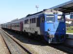 Die 60-1124-1 hat am 30.08.2013 um 11:08 Uhr einen Zug im Bahnhof von Oradea bereit gestellt.