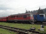 Diesellok 60-1691-4 der DB-Schenker wartet am 27.09.2014 mit Kieszug auf grnes Licht auf Weiterfahrt im Bahnhof Predeal.