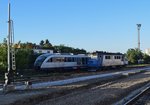 Diesellok 0 600838-2 manövriert am Abend des 27.08.2016 im Bahnhof Targu Mures während ein Triebzug der Baureihe 96 als Regio in Richtung Deda diesen verlässt.