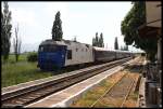 Schnellzug 1621 von Bukarest nach Sibiu erreicht hier den Bahnhof Codlea am 20.5.2015. Da das Hausgleis für eine Durchfahrt des DACIA frei gestellt war, musste in diesem Fall Zuglok 65-0943-4 im Schritt Tempo durch das verwachsene Gleis 2 des Bahnhofs fahren. 