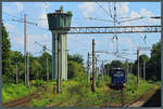 Neben dem Wasserturm an der östlichen Ausfahrt des Bahnhofs Brașov rangiert 80 0 080-9 der CFR eine Regiogarnitur.