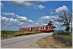 RegioTrans 97-0544-3/57-0344-3 in Covasna. Als der Triebzug die Strasse verlässt, ist die Schranke schon wieder offen. (15.06.2017)