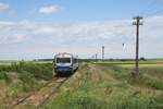 57 0377 hat am 08.06.17 den Bahnhof Pecica verlassen und ist trotz der schlechten Gleislage relativ flott unterwegs. Der Zug fährt als Regio von Arad Vest nach Nadlac. Im ehemaligen Abzweibahnhof Pecica hat dieser dem Gegenzug gekreuzt.