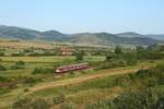 Westlich von Huedin liegt eine kleine halbverlassene Siedlung. 76 1404 und 76 1403 fuhren als TFC einen IR von Oradea nach Cluj Napoca am Morgen des 30.06.16.