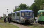 Unverkennbar ein alter DDR Reichsbahn Triebwagen, der hier am 11.5.2010  im rumnischen Nahverkehr unterwegs ist.