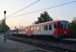 762 412-8 steht zusammen mit 614 022-1 zum Sonnenaufgang in Titan Sud abgestellt.