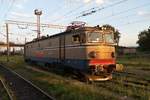 E-Lok 40-0893-4 manvriert am Abend des 12.05.2017 in Bahnhof Bacau.