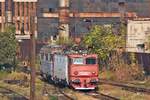 E-Lok 91-53-0-400721-3 und eine Diesellok der Baureihe 60 oder 62 stehen am 22.10.2017 abgestellt in der Wageninstandhalrung des bukarester Nordbahnhofs