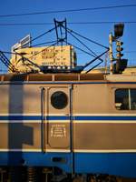 Detailfoto mit dem quaderförmigen Stromabnehmer der Lok 91-53-0-400236-2, aufgenommen am 05.10.2018 im Nordbahnhof Bukarest.