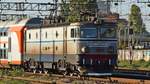 E-Lok 91-53-0-400527-4 mit Doppelstockgarnitur am 13.10.2018 bei der Einfahrt im bukarester Nordbahnhof.