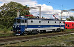 400 059-8 (91 53 0 400 059-8 RO-SNTFC) wartet im Bahnhof Brașov (RO) auf die Freigabe des Fahrwegs, um an Wagen zu rangieren.