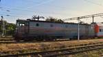 E-Lok 91-53-0-410809-4 fährt am 29.09.2017 mit Regiogarnitur im Bahnhof Ploiesti Sud ein.