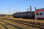 E-Lok 91-53-0-410809-4 fährt am 29.09.2017 mit Regiogarnitur im Bahnhof Ploiesti Sud ein.