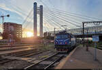 Während ein 614er aus dem Bahnhof București Nord (RO) fährt, wartet im Vordergrund die 410 922-5 (91 53 0 410 922-5 RO-SNTFC) auf Ausfahrt gen Abstellung.