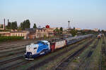 492 003-9 rangiert 410 034-1 mit ihrem Zug im Depot Bukarest Nord.