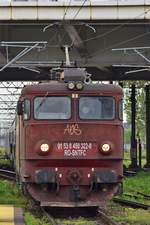 E-Lok 91-53-0-450323-4 verlässt den Nordbahnhof Bukarest am späten Abend des 15.04.2018 im Nordbahnhof Bukarest
