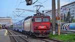 E-Lok 91-53-0-450397-1 mit Doppelstockgarnitur am späten Abend des 15.04.2018 im Nordbahnhof Bukarest