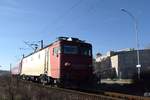 E-Lok 45-0328-0 mit Interregio nach Bukarest kurz nach der Abfahrt aus bahnhof Drobeta Turnu Severin am 02.01.2017. Im HIntergrund ist die alte Donaufestung Drobeta zu sehen.