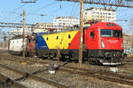 Softronic Phoenix CFR Călători  91-53-0-473 004-6  SNTFC   am 13.12.24 în schönen Nationalfarben bei der Rangierfahrt in Gara de Nord Bukarest.