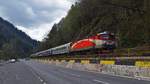 E-Lok 91-53-0-477-054-7 mit Interregio Garnitur am 14.04.2018 wenige Kilometer vor der Einfahrt in Bahnhof Brasov