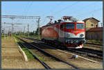 Im Bahnhof Teiuș setzt 477 880-5 der CFR ans andere Zugende des D 347  Dacia  um.