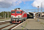 Wenige Meter vor einer IC-Garnitur hat sich 477 613-0 (91 53 0 477 613-0 RO-SNTFC) im Bahnhof Constanța (RO) abgestellt.