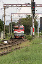 91 53 0 477 690-8 fährt in den Bahnhof von Brasov ein.
