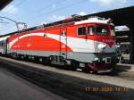 In einen durchaus ansehnlichen Zustand wurden etliche Lokomotiven der Rumnischen Eisenbahnen versetzt, so wie dieses Exemplar, das von mir am 17.7.2009 auf dem Nordbahnhof von Bukarest abgelichtet