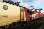 E Lok 477-613-0  fährt am 20.11.2015 unter der Brücke Basarab Station durch und erreicht gleich den Bahnhof Gara du Nord.
Auf der Lok dahinter erkennt man das Baujahr 1972 auf der Plakette.