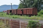 Diese in Bahnhof Calimanesti abgestellten gedeckten Gterwagen haben auch bessere Zeiten gesehen. Foto vom 17.06.2016.